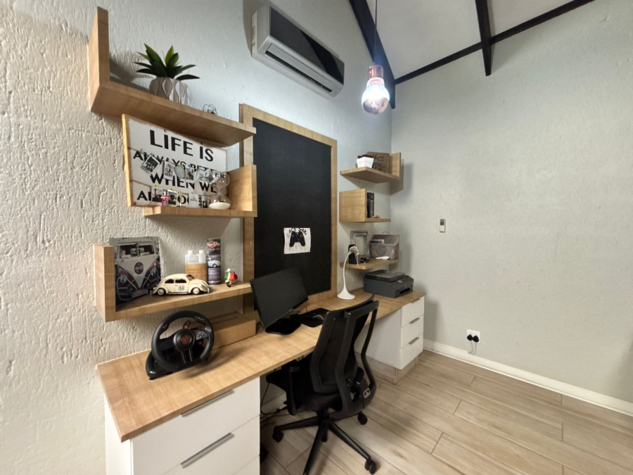 5 Bedroom Property for Sale in Grimbeeck Park North West